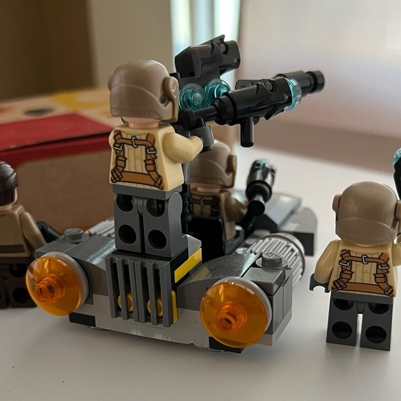 LEGO Star Wars Complete 75131 Resistance Trooper Battle with Manual - Picture 2 of 4